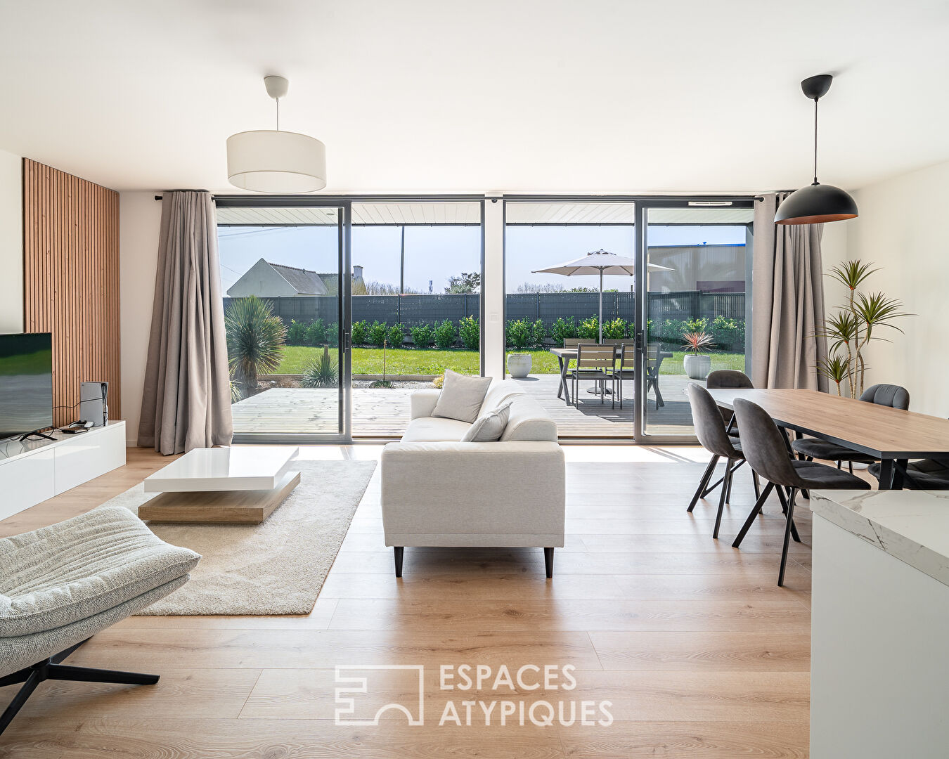 Contemporaine lumineuse en bord de mer