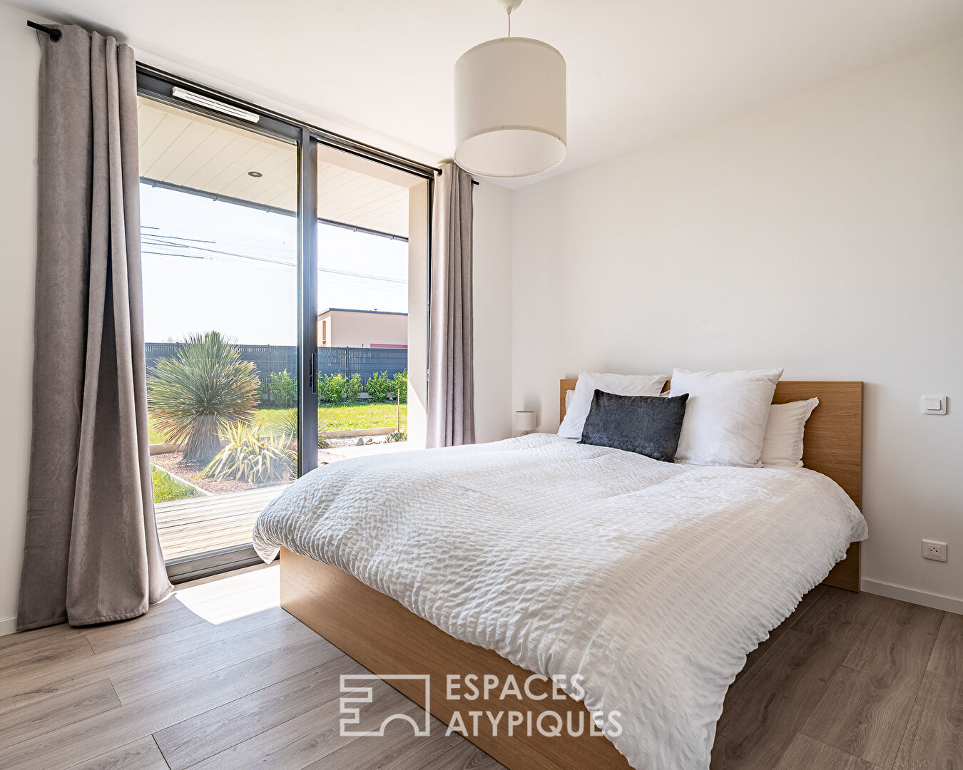 Contemporaine lumineuse en bord de mer