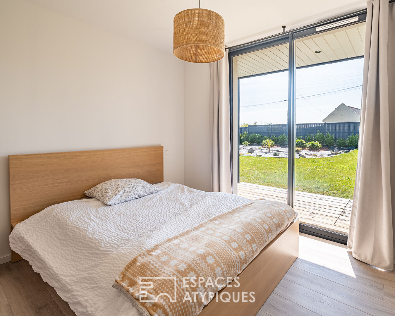 Contemporaine lumineuse en bord de mer