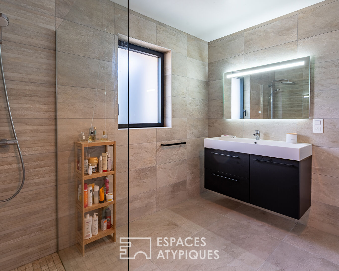 Contemporaine lumineuse en bord de mer