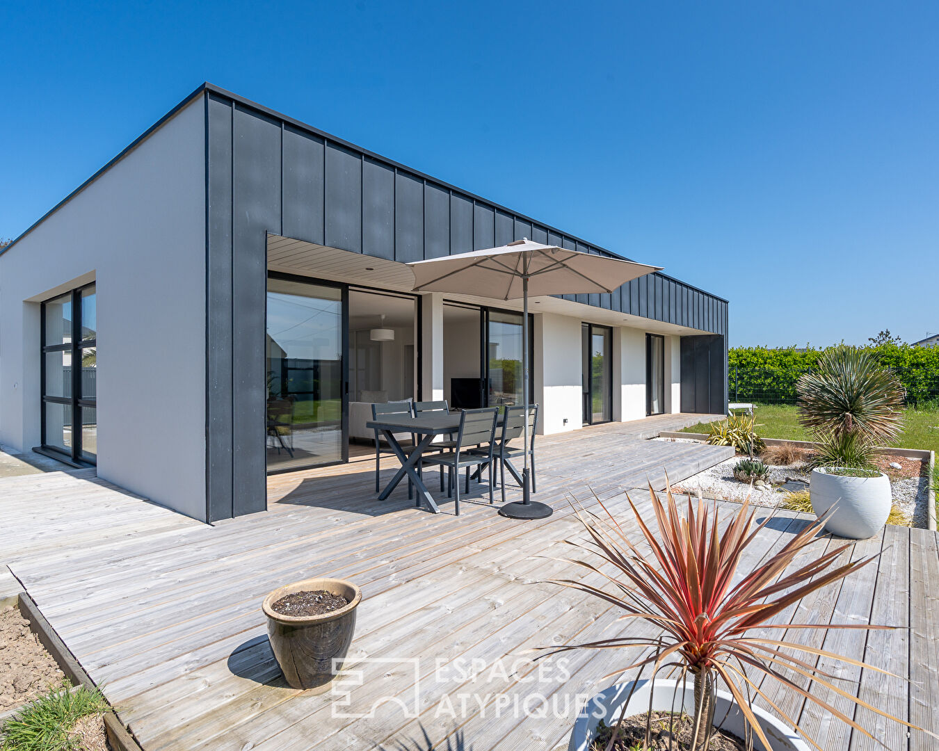 Contemporaine lumineuse en bord de mer