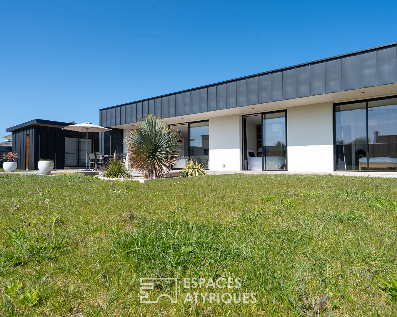 Contemporaine lumineuse en bord de mer