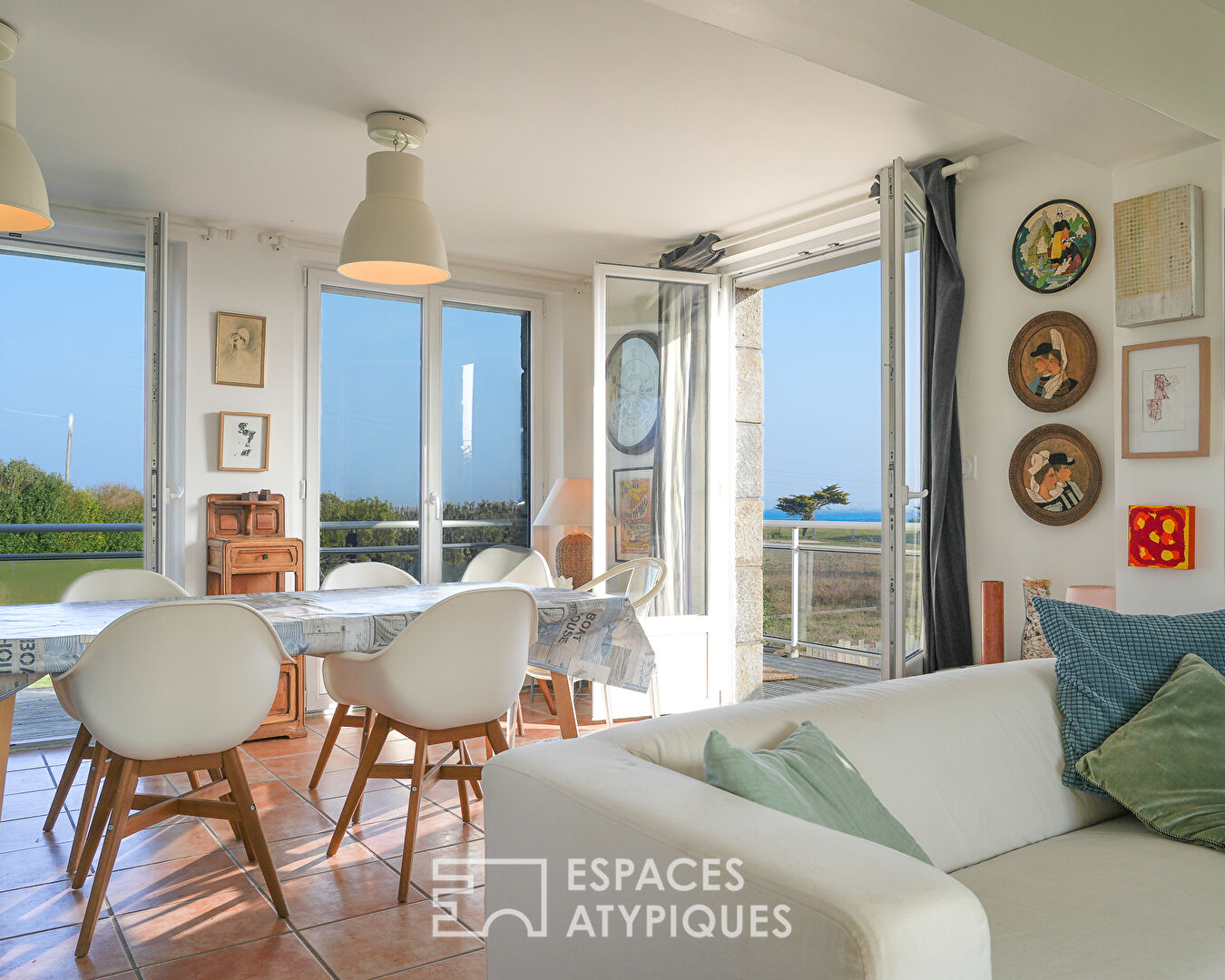 Facing the ocean, renovated house in a coastal setting