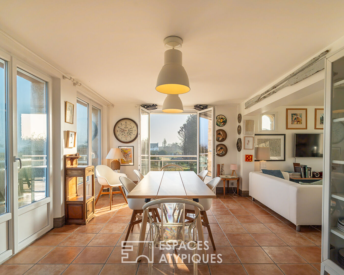 Facing the ocean, renovated house in a coastal setting