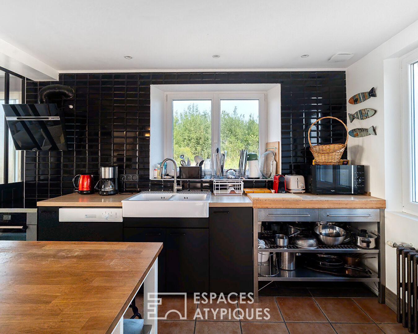 Facing the ocean, renovated house in a coastal setting