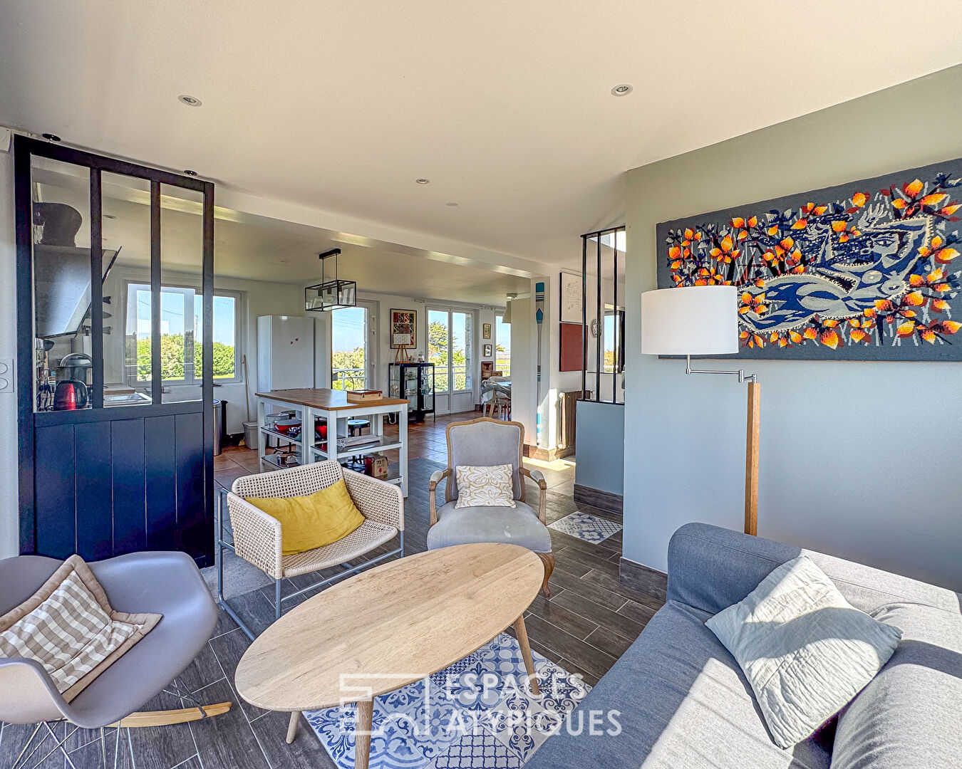 Facing the ocean, renovated house in a coastal setting