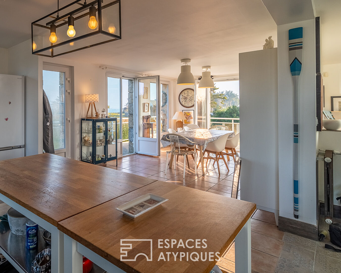 Facing the ocean, renovated house in a coastal setting