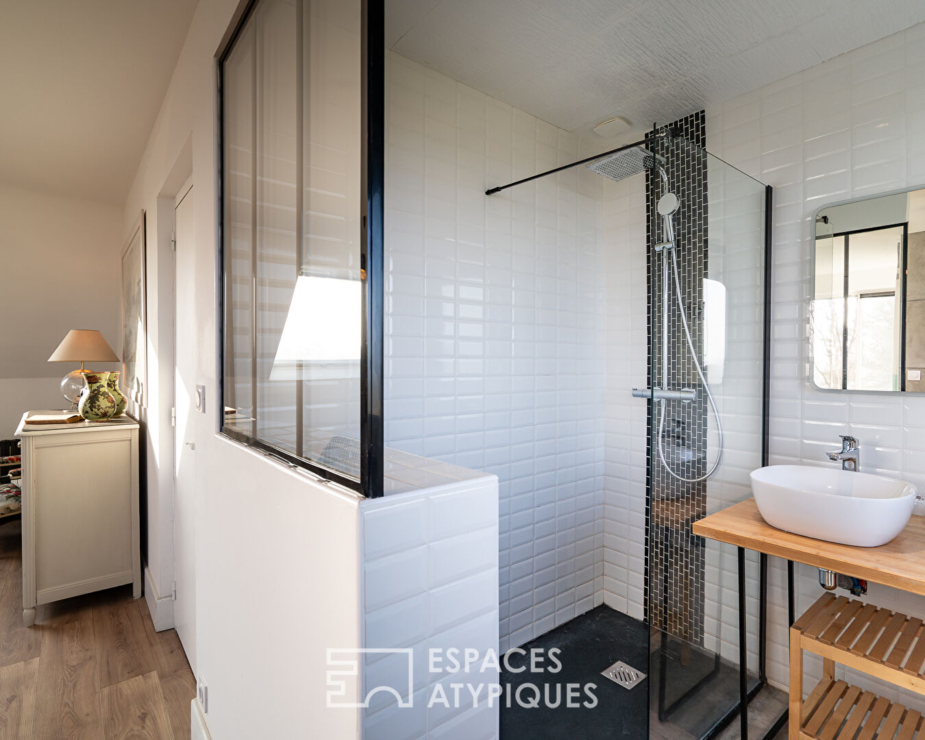 Facing the ocean, renovated house in a coastal setting