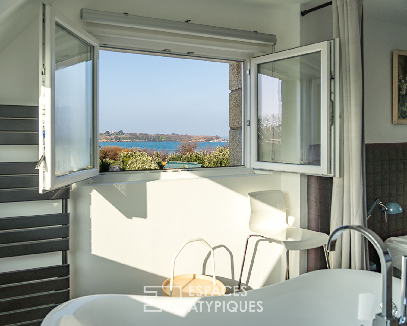 Facing the ocean, renovated house in a coastal setting