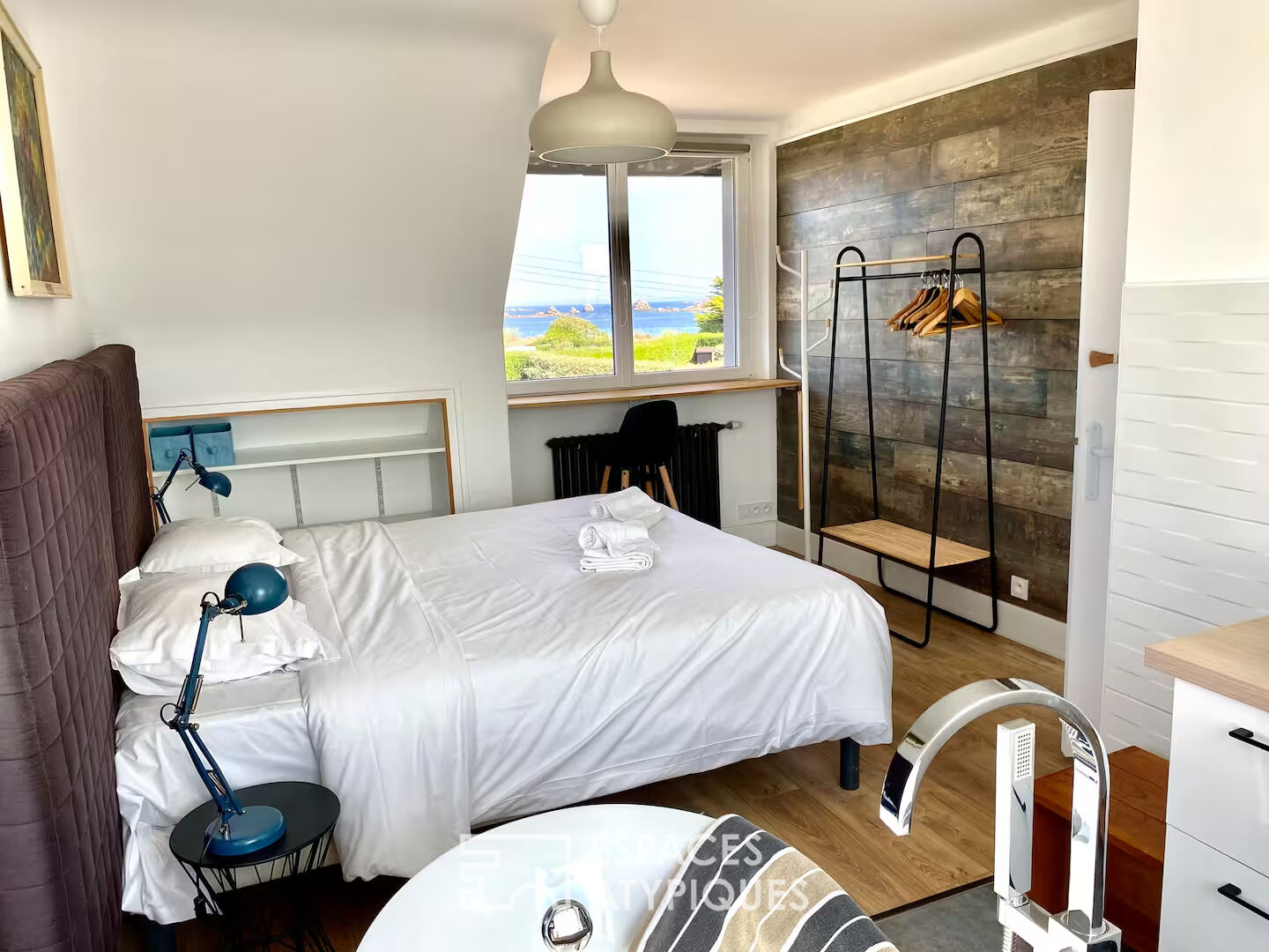 Facing the ocean, renovated house in a coastal setting