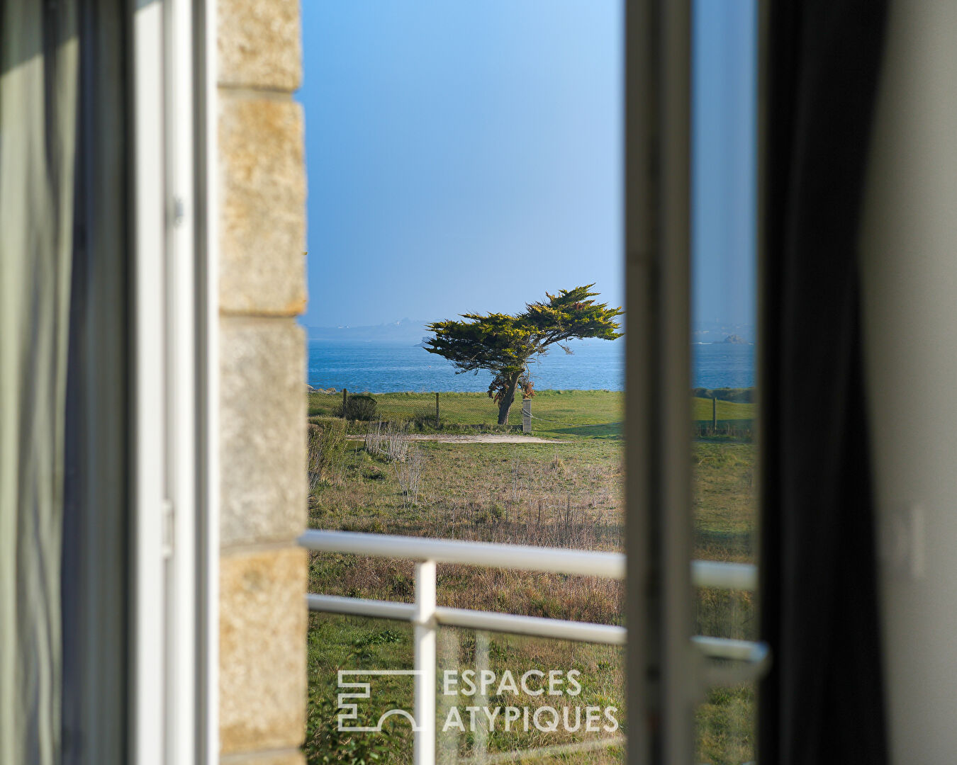 Facing the ocean, renovated house in a coastal setting