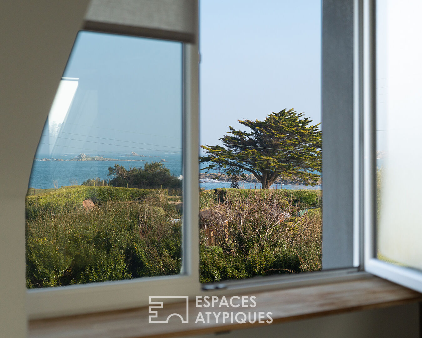 Facing the ocean, renovated house in a coastal setting