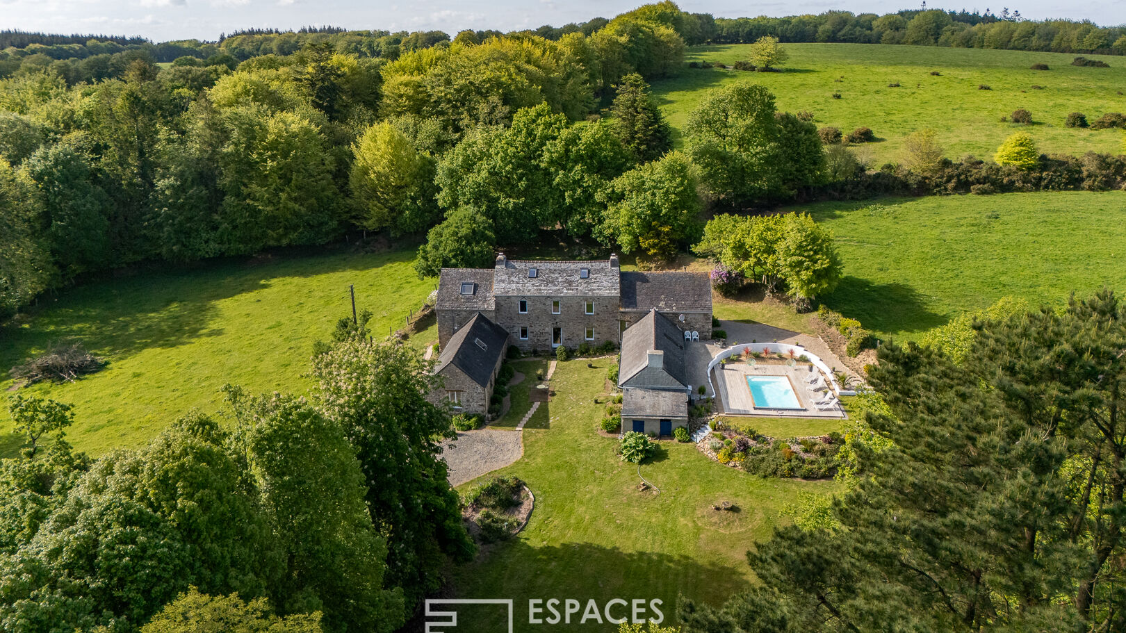 Longère de caractère, gîte et piscine dans un cadre paisible