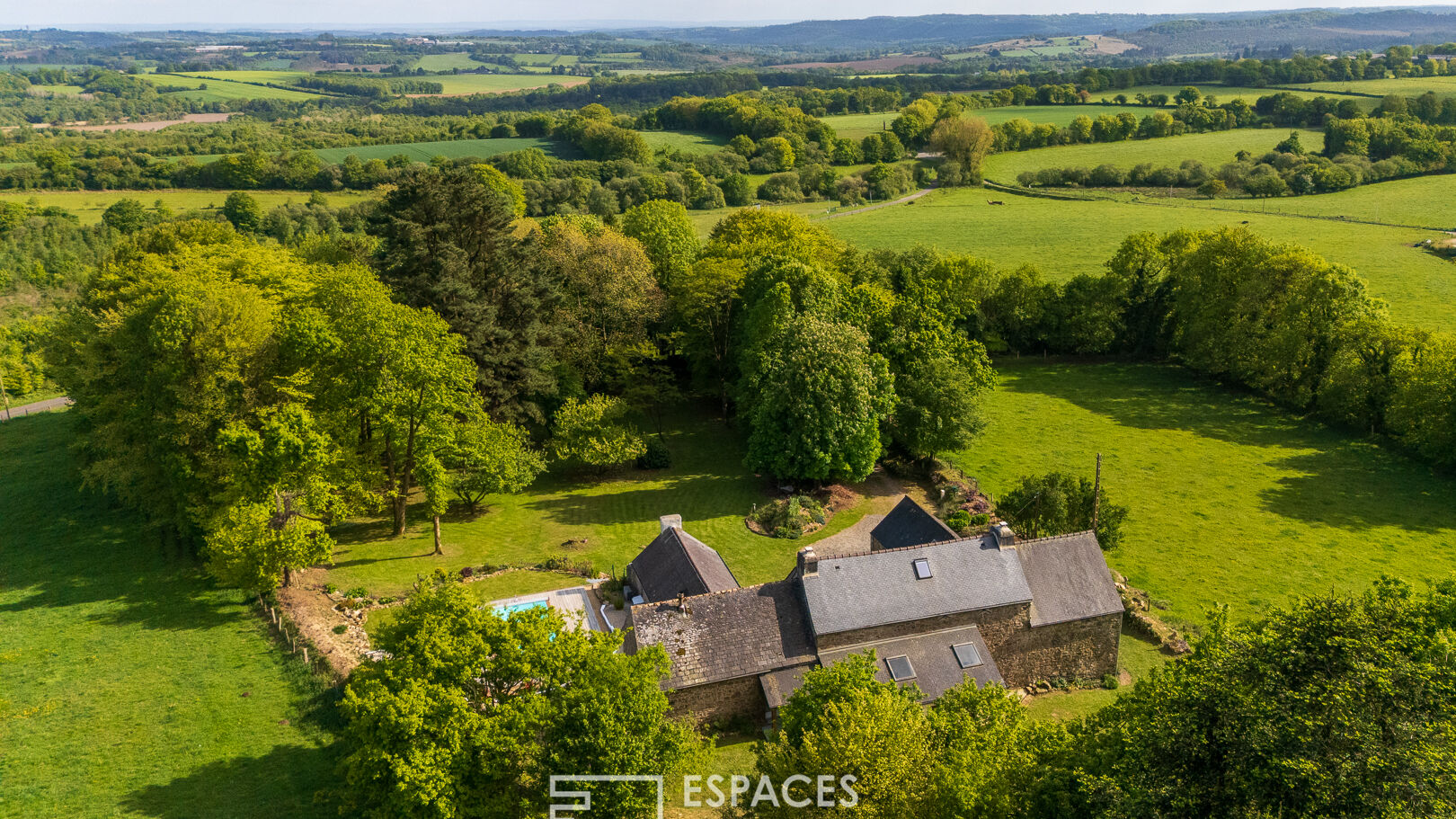 Longère de caractère, gîte et piscine dans un cadre paisible