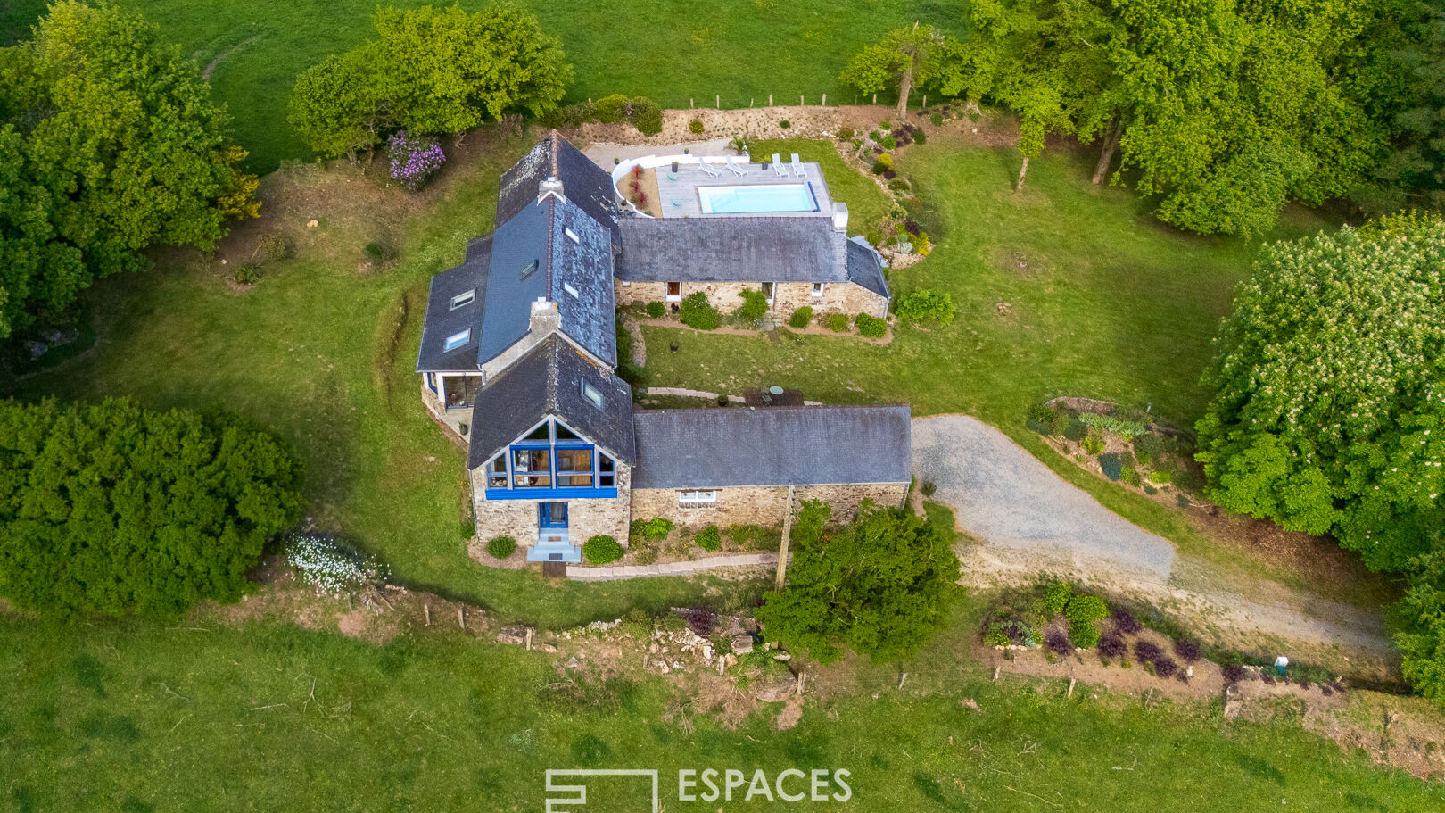 Longère de caractère, gîte et piscine dans un cadre paisible