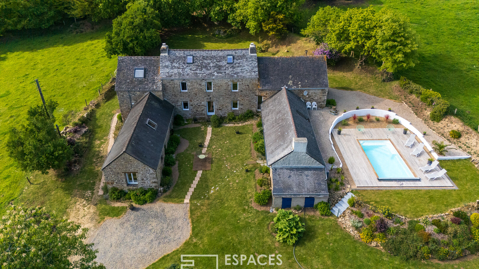 Longère de caractère, gîte et piscine dans un cadre paisible