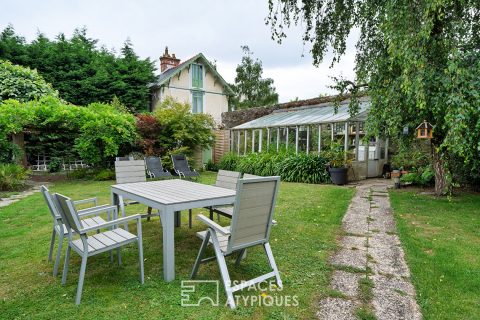 Demeure bourgeoise et sa maisonnette au jardin secret