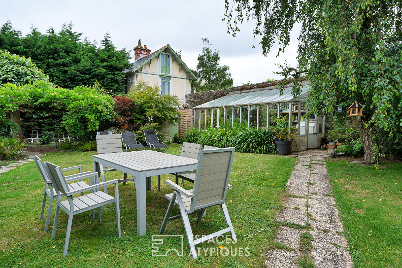 Demeure bourgeoise et sa maisonnette au jardin secret