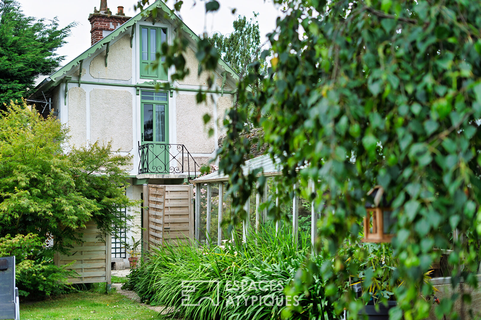 Demeure bourgeoise et sa maisonnette au jardin secret