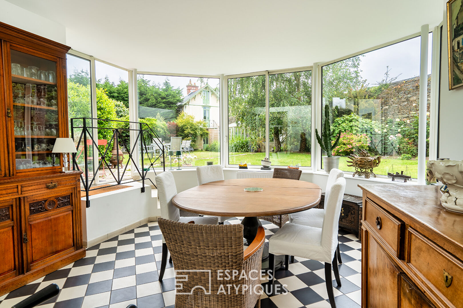 Demeure bourgeoise et sa maisonnette au jardin secret