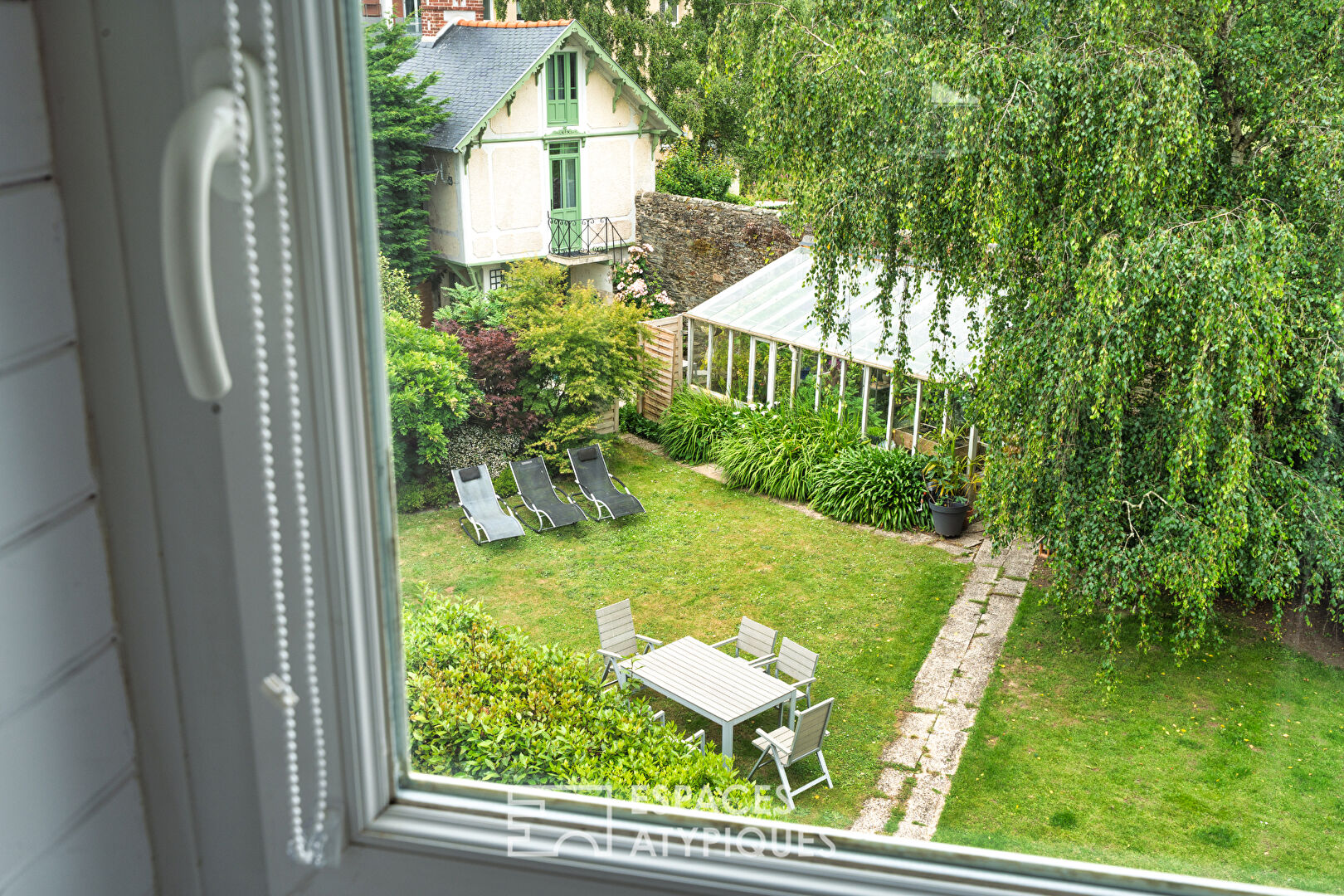 Demeure bourgeoise et sa maisonnette au jardin secret