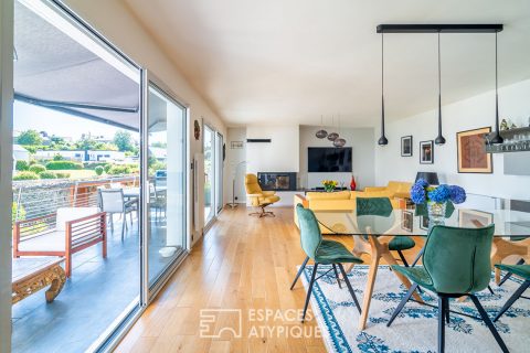 Between sea and light: a fluid and warm house
