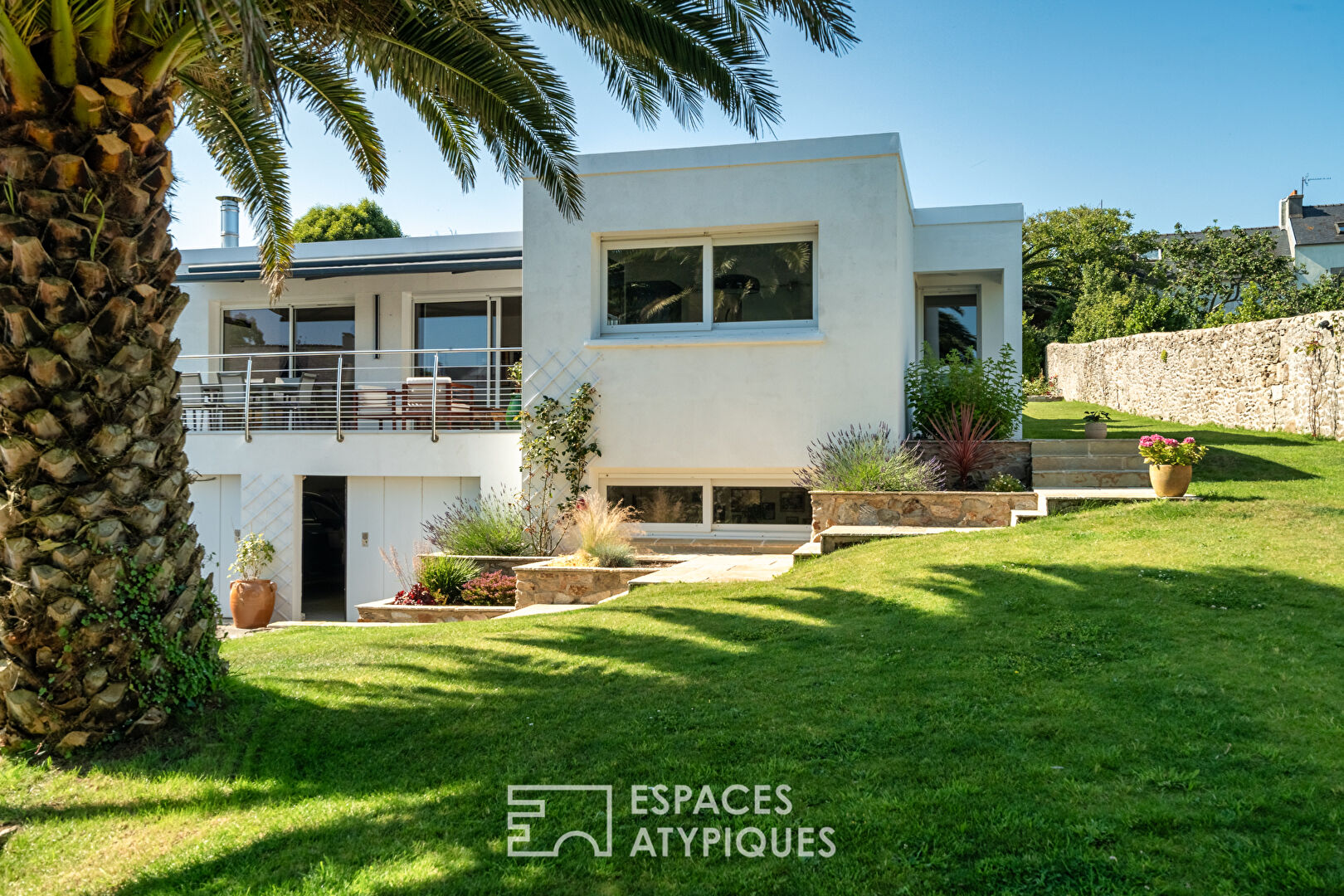 Between sea and light: a fluid and warm house