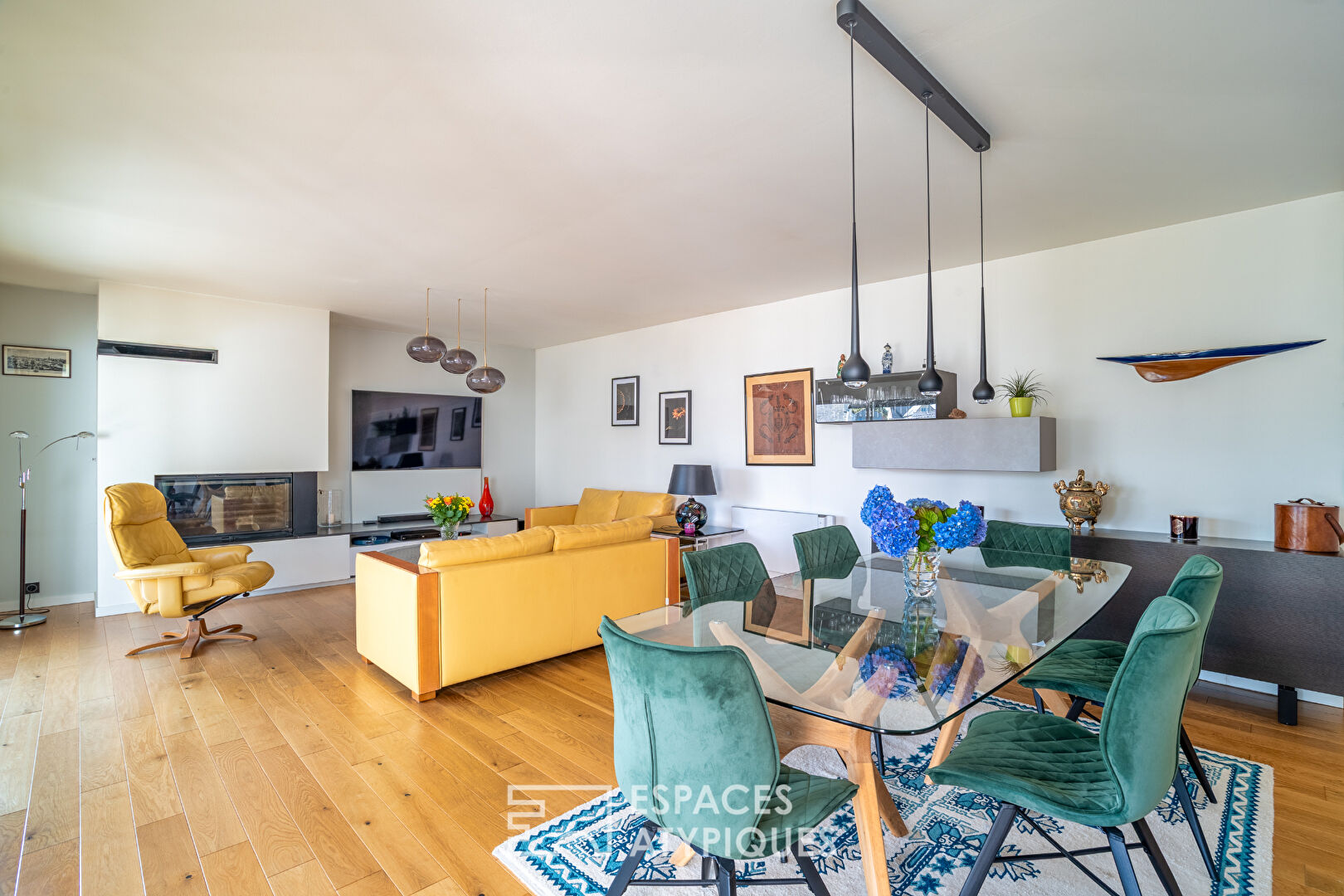 Between sea and light: a fluid and warm house