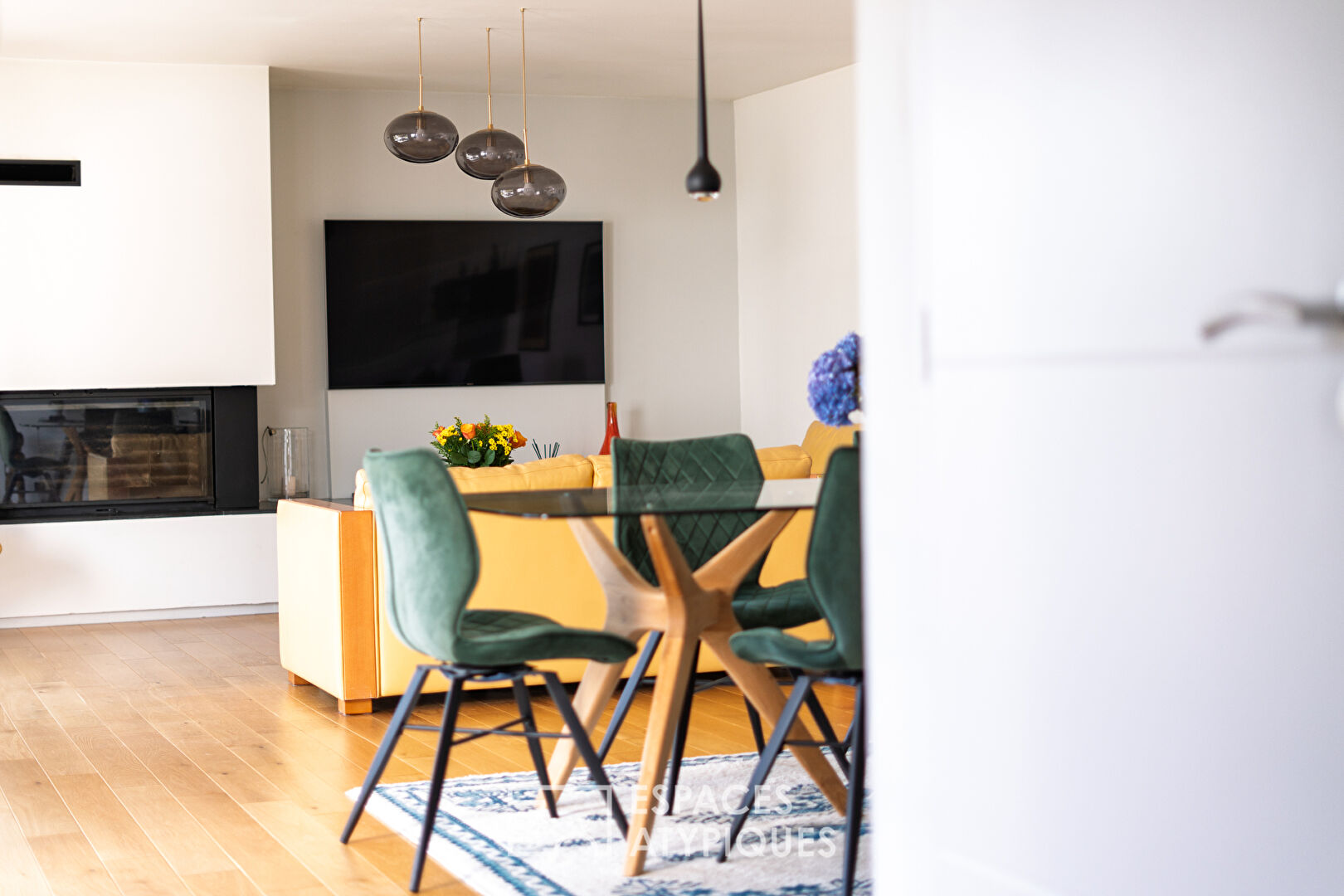 Between sea and light: a fluid and warm house