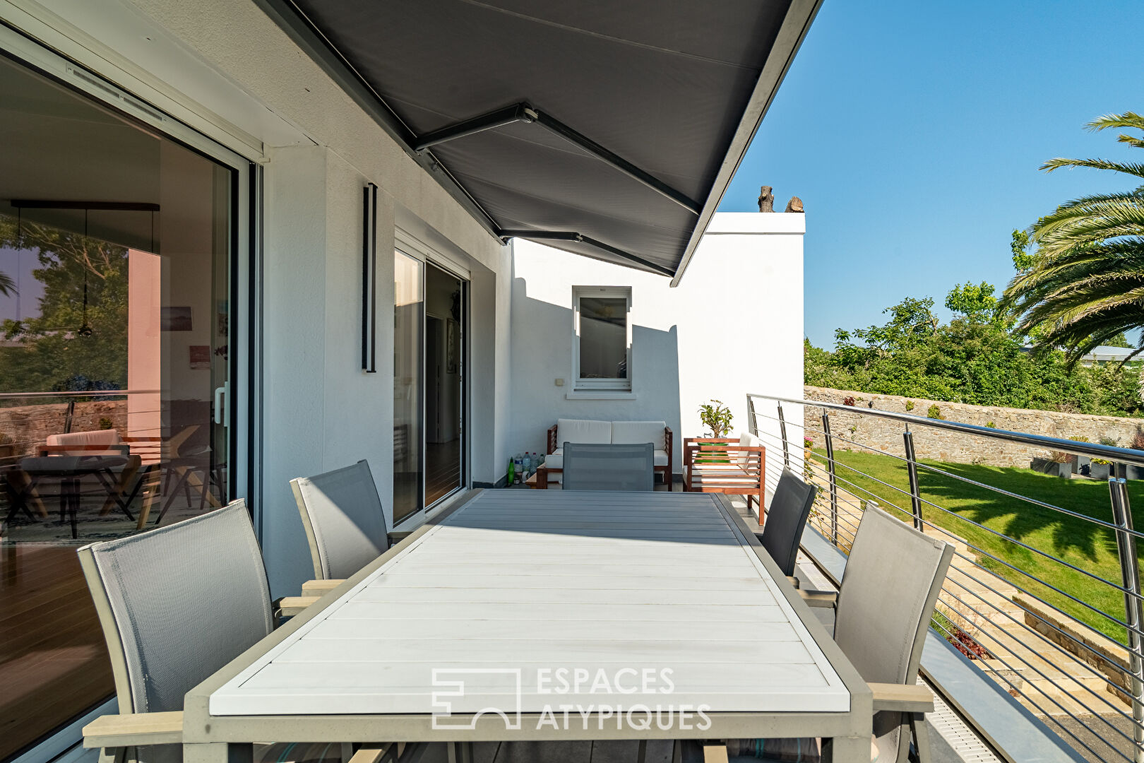 Between sea and light: a fluid and warm house