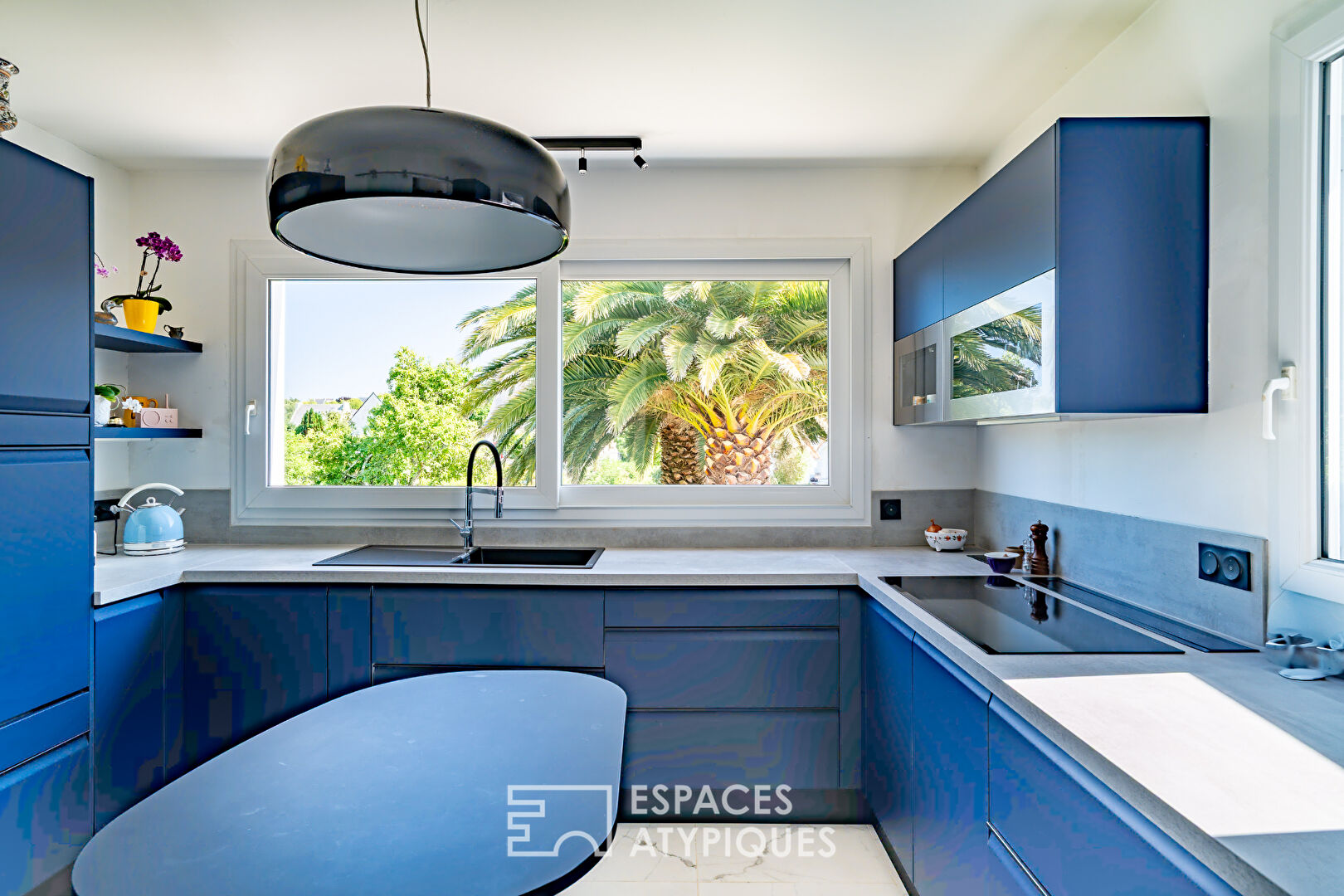 Between sea and light: a fluid and warm house
