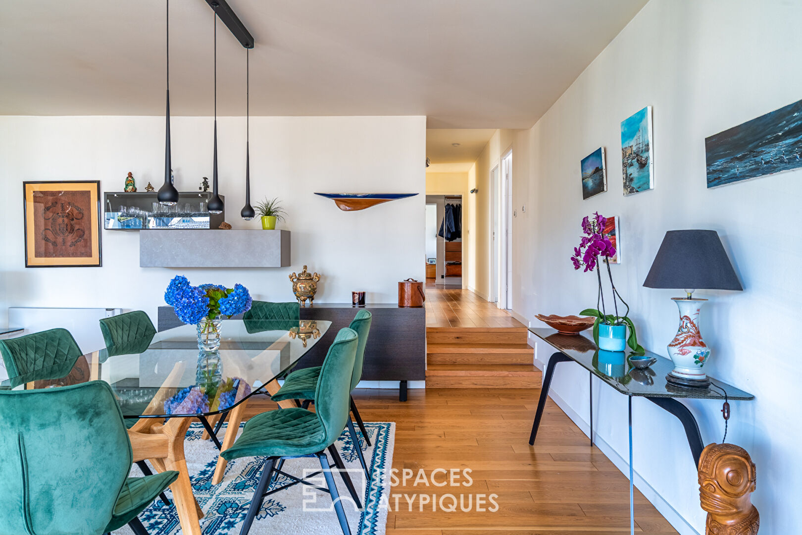 Between sea and light: a fluid and warm house