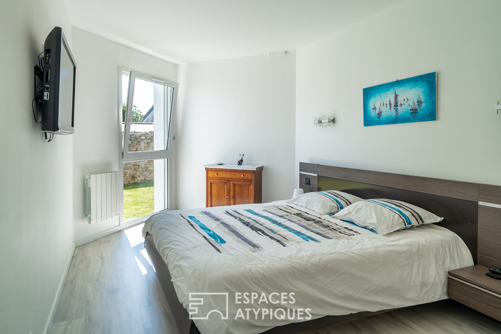 Between sea and light: a fluid and warm house