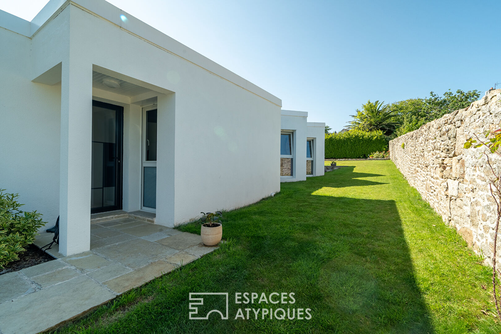 Between sea and light: a fluid and warm house