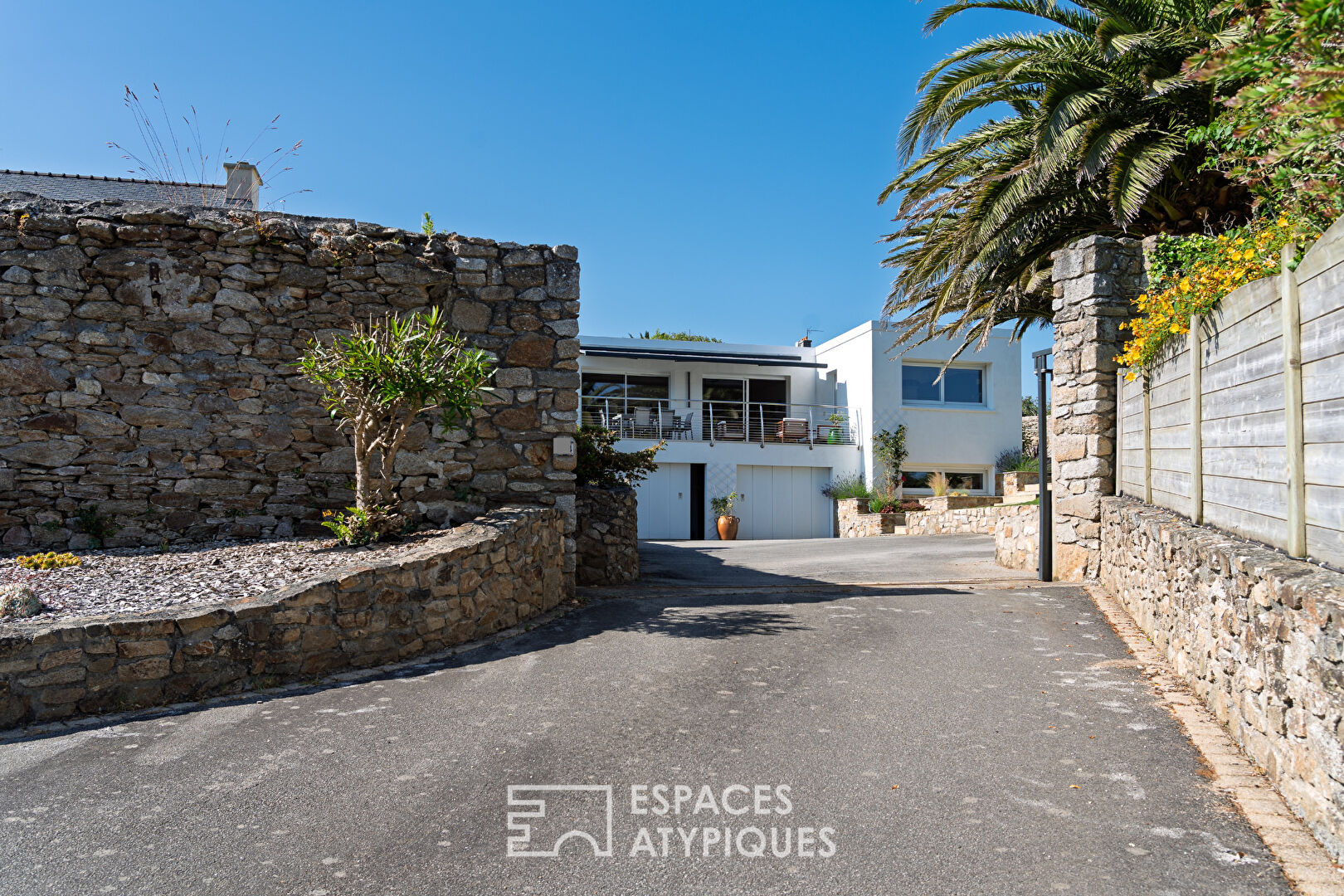 Between sea and light: a fluid and warm house
