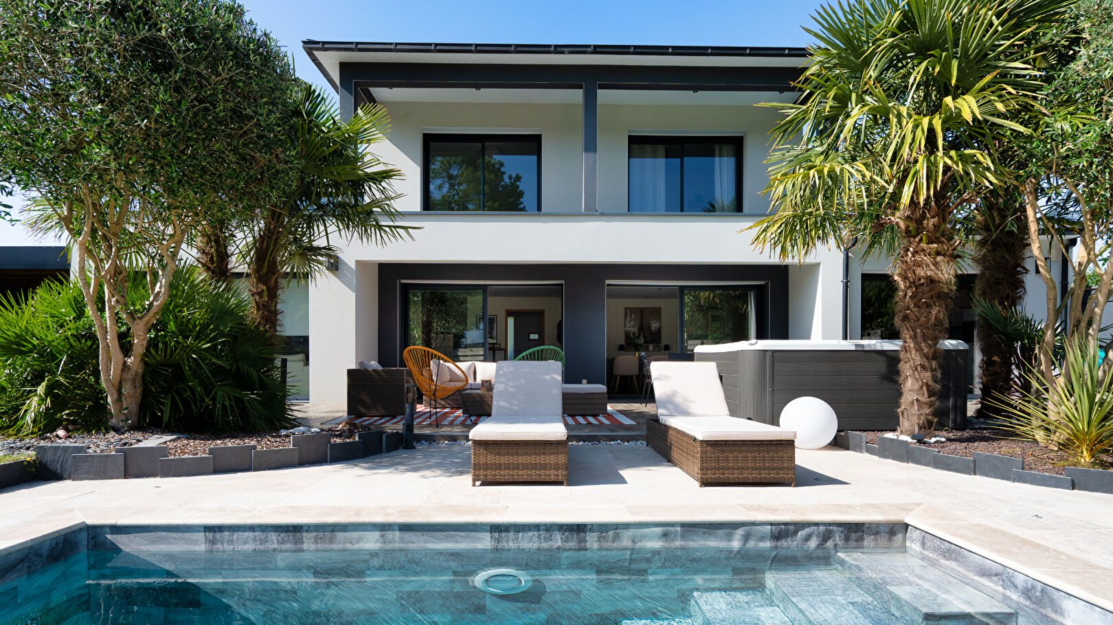Architect-designed house with swimming pool