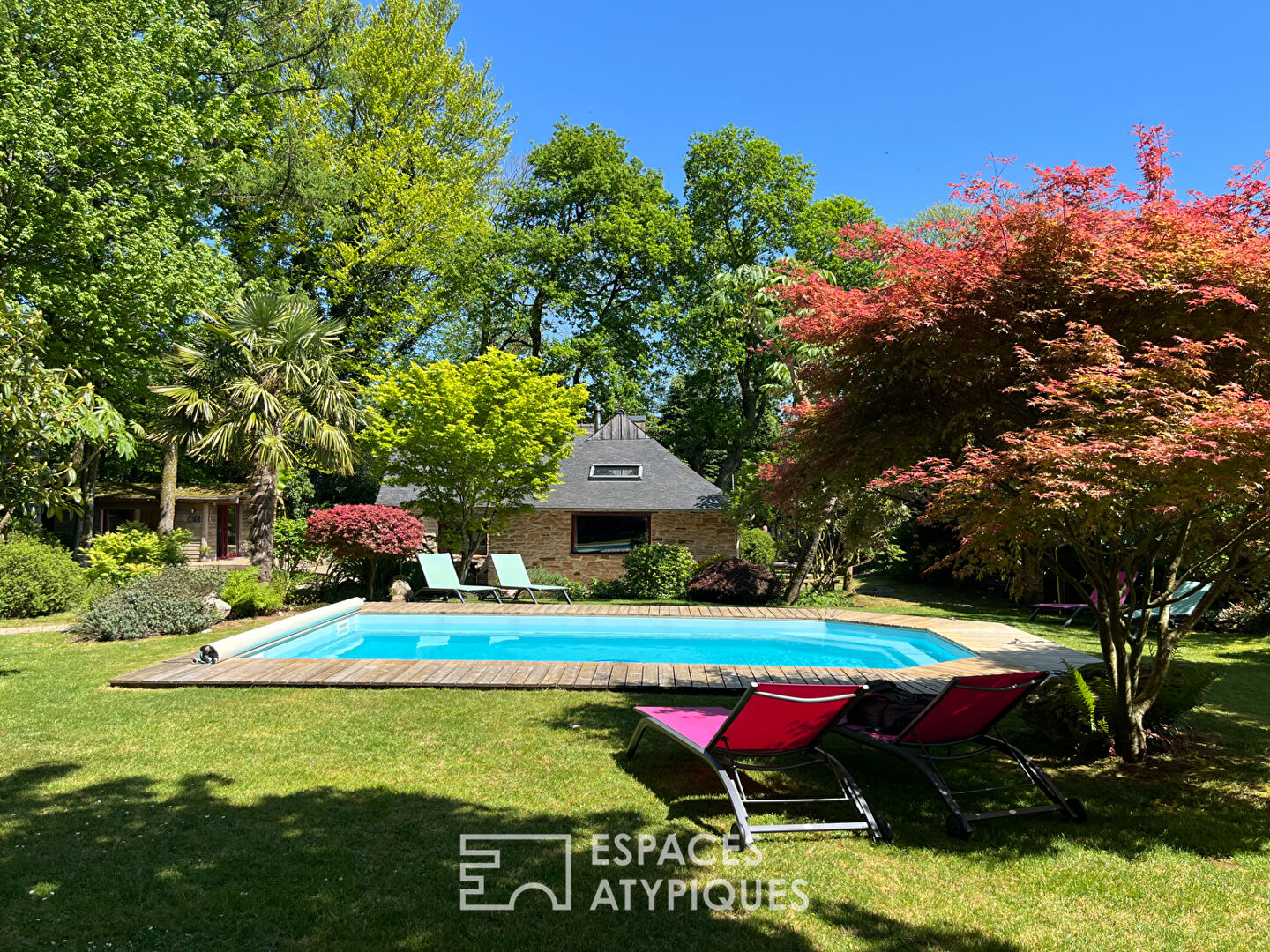 Penty avec piscine et dépendances et son jardin arboré