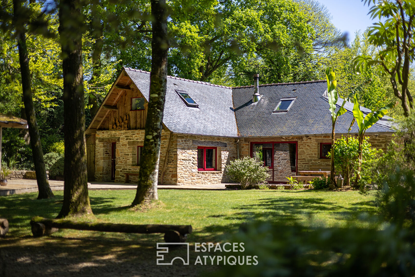 Penty avec piscine et dépendances et son jardin arboré
