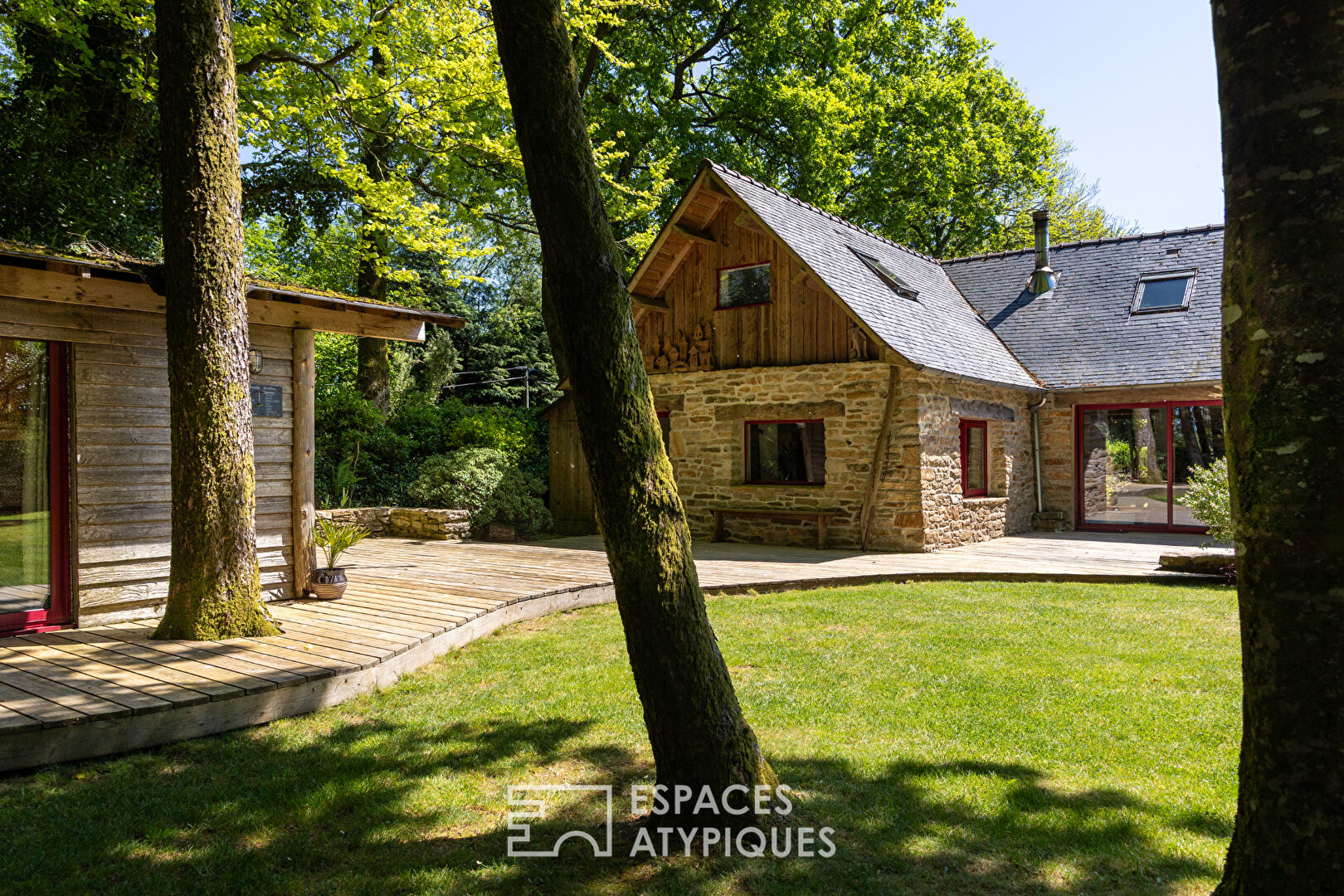 Penty avec piscine et dépendances et son jardin arboré