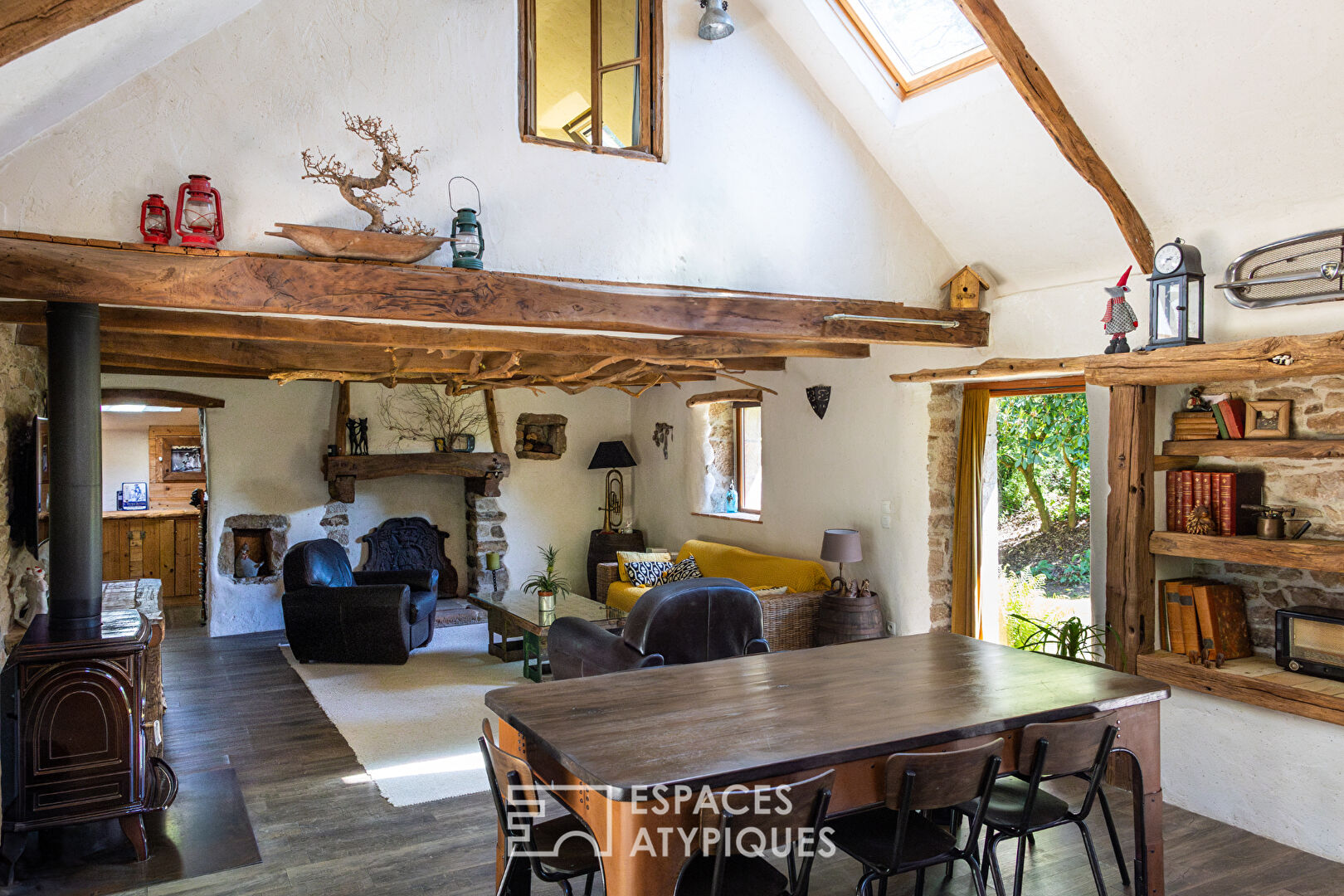 Penty avec piscine et dépendances et son jardin arboré