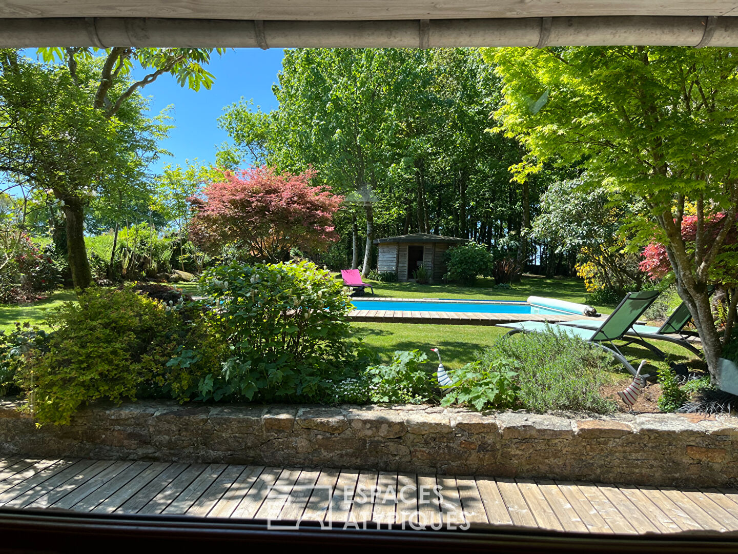 Penty avec piscine et dépendances et son jardin arboré