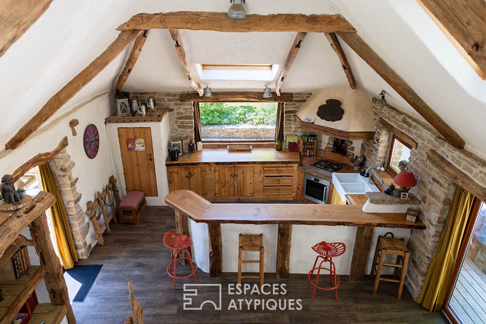 Penty avec piscine et dépendances et son jardin arboré