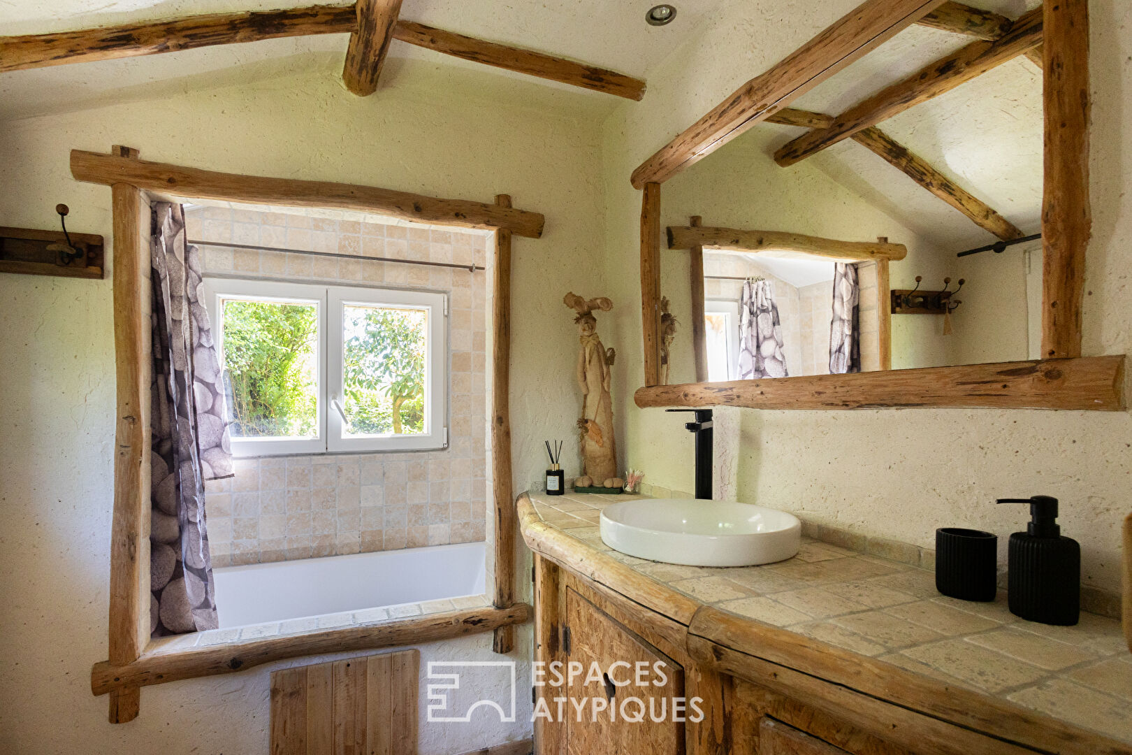 Penty avec piscine et dépendances et son jardin arboré
