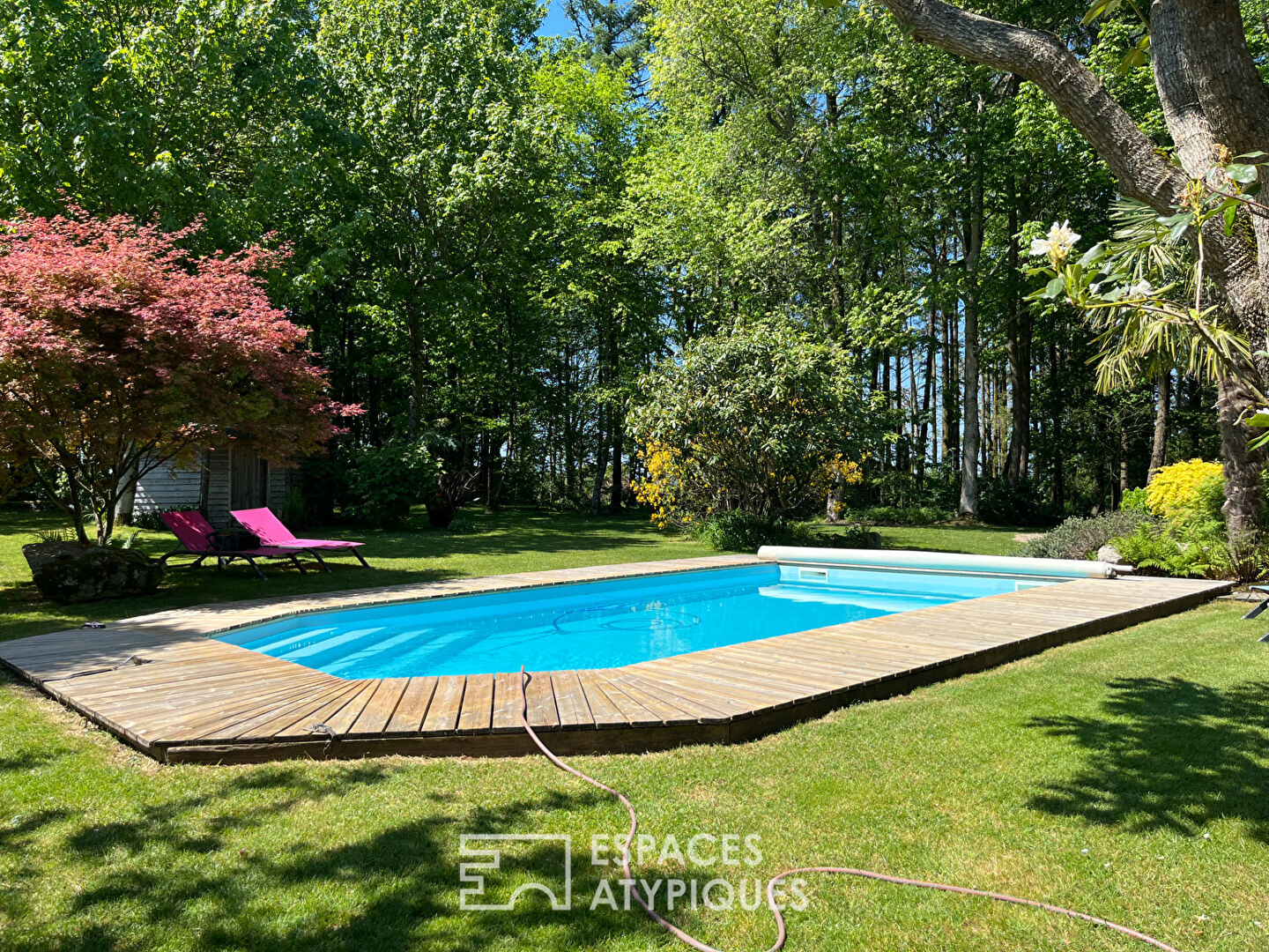Penty avec piscine et dépendances et son jardin arboré