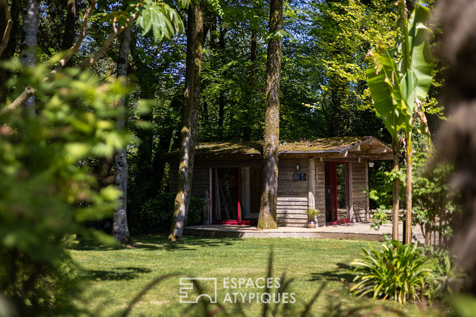 Penty avec piscine et dépendances et son jardin arboré