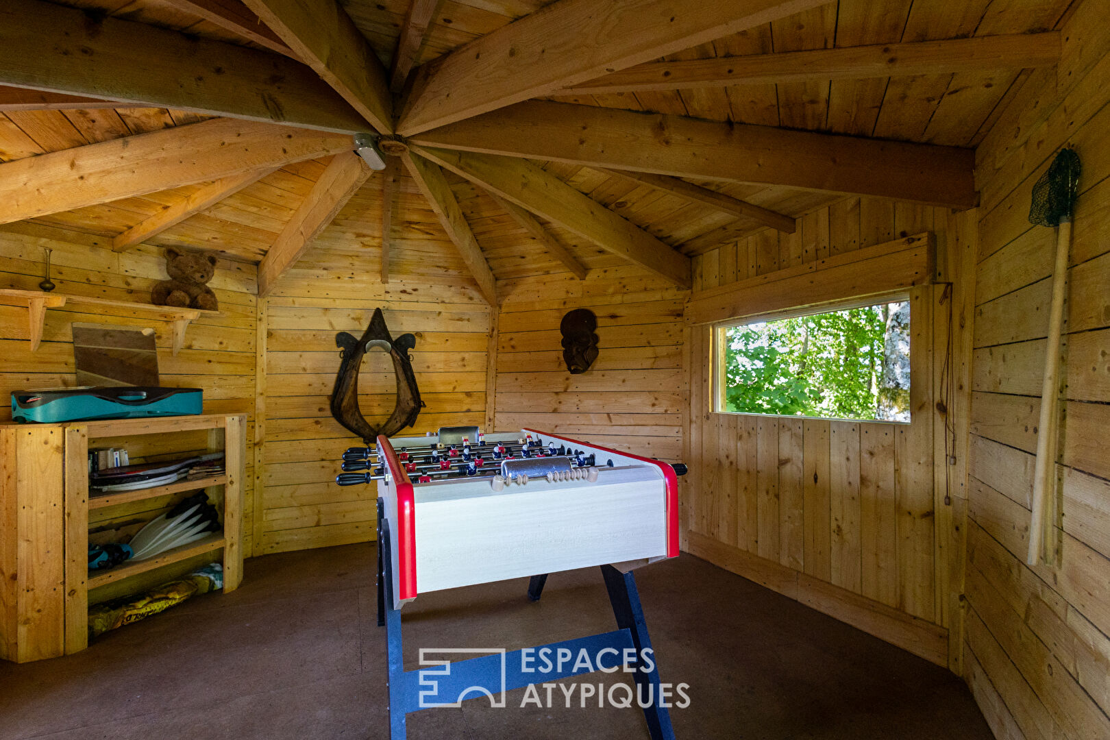 Penty avec piscine et dépendances et son jardin arboré
