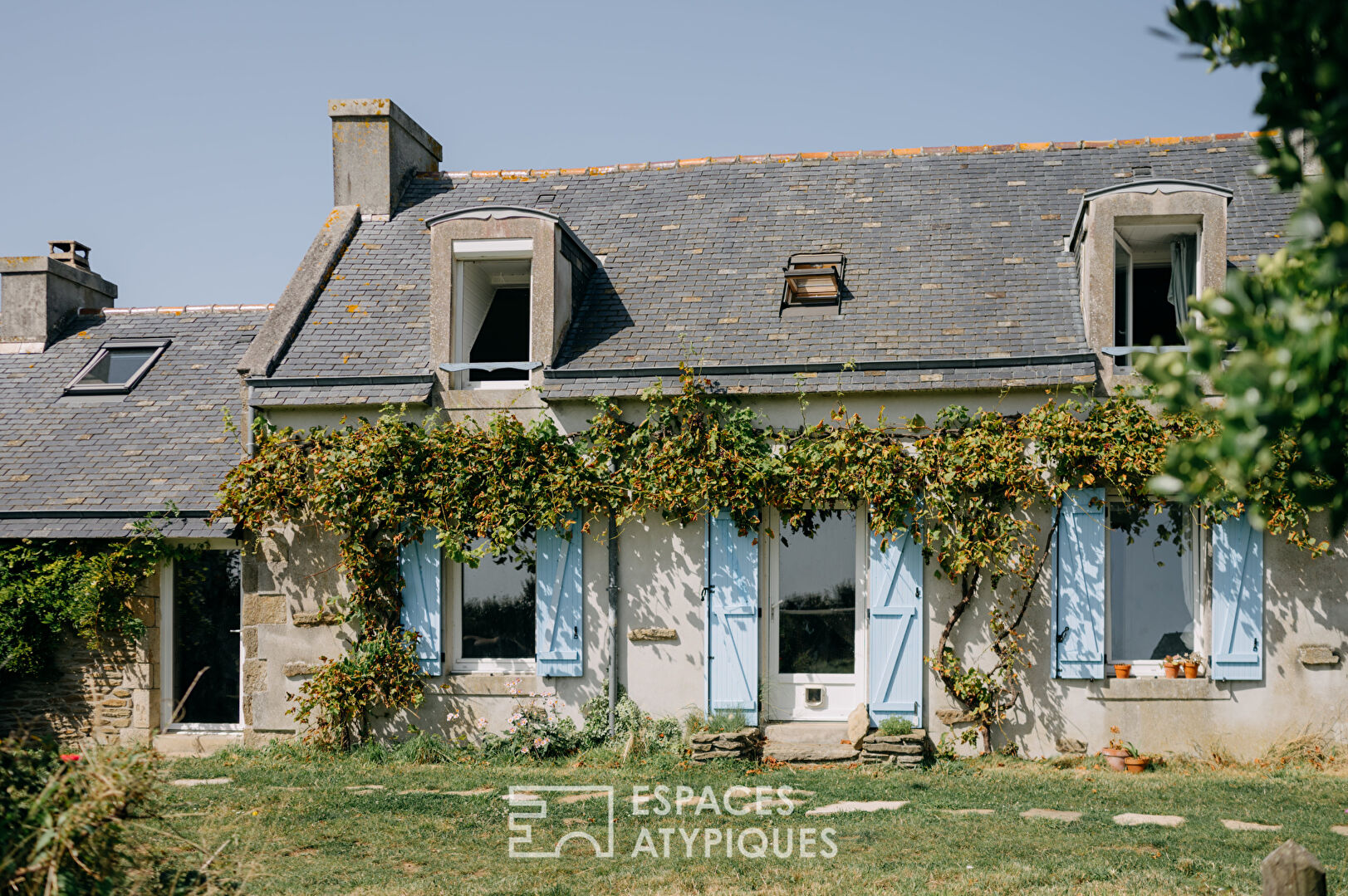 Maison et son gîte au charme discret en bord de mer