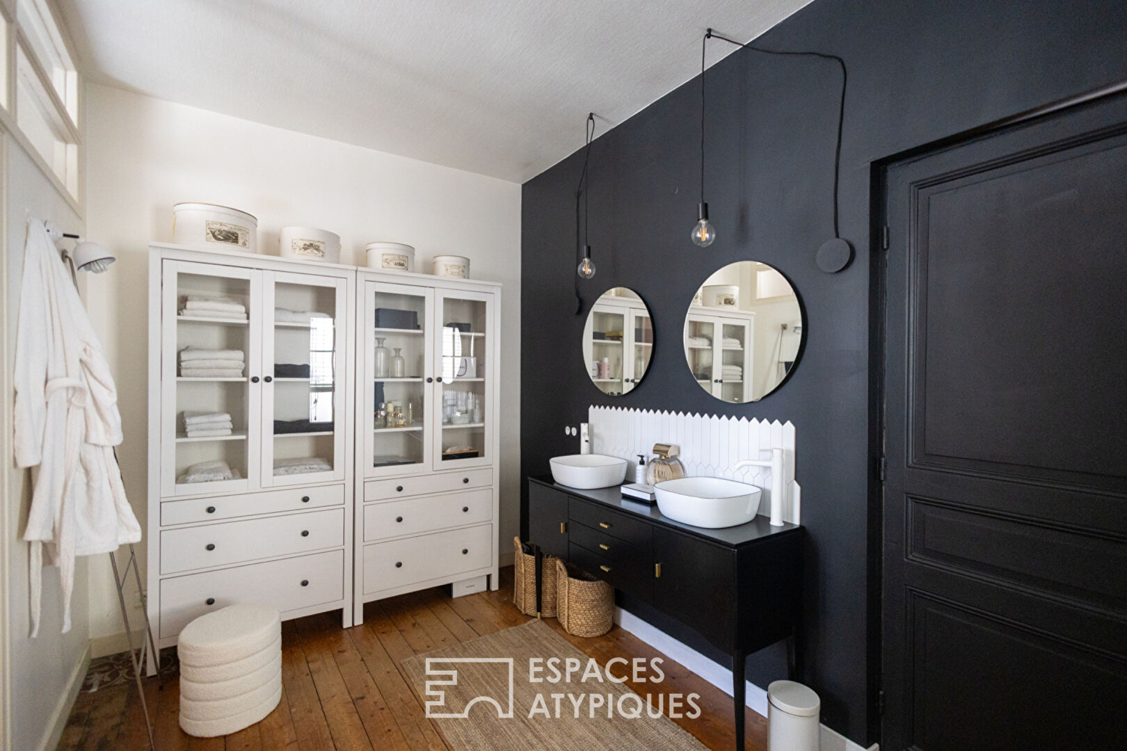 1930s house and its secret garden, just steps from the port