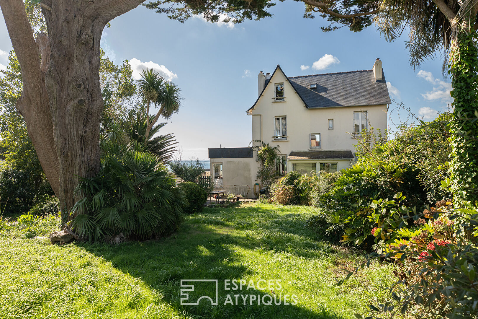 1930s seaside home with garden and pool