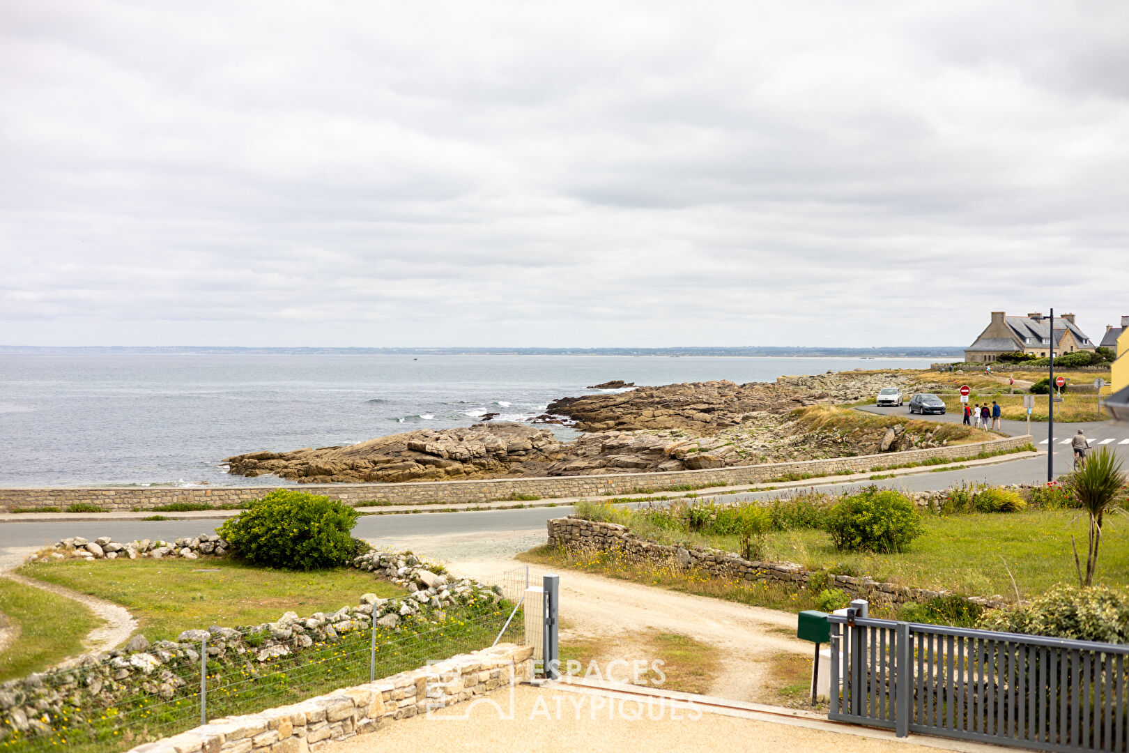 Maison contemporaine face à l’océan